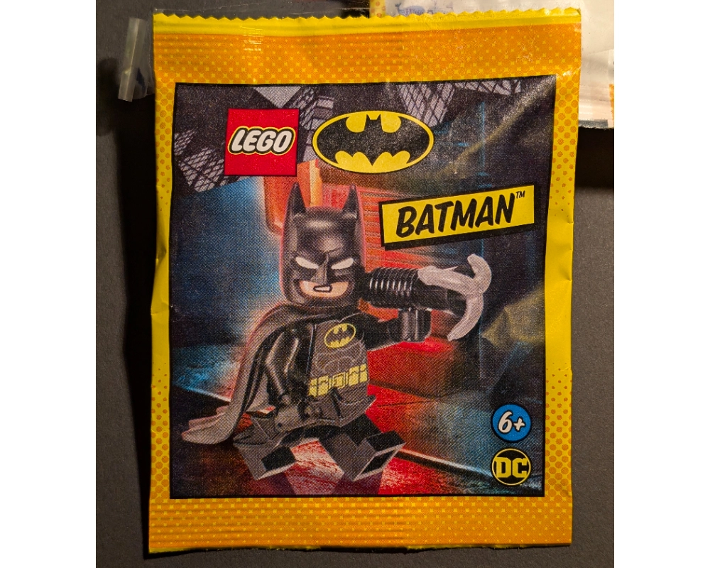 LEGO 212406 Batman with Grappling Hook and Batarang